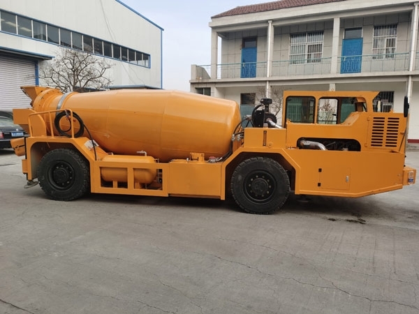 礦用濕噴臺車(chē)，礦用混凝土泵，礦用攪拌機發(fā)貨